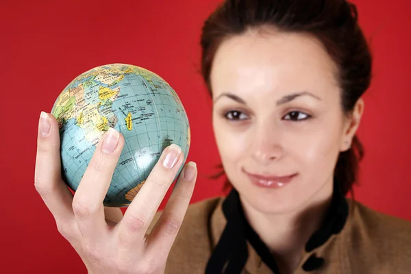 Globus in den Händen eines Mädchens — Stockfoto