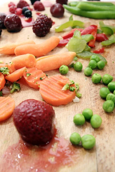 果物や野菜のプレート. — Stock fotografie