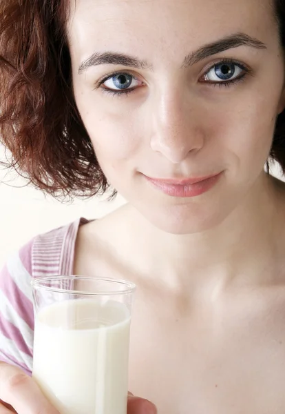 シリアルとミルクを食べる若い — ストック写真