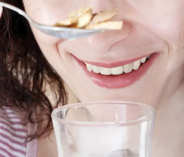 Unga äter mjölk med flingor — Stockfoto