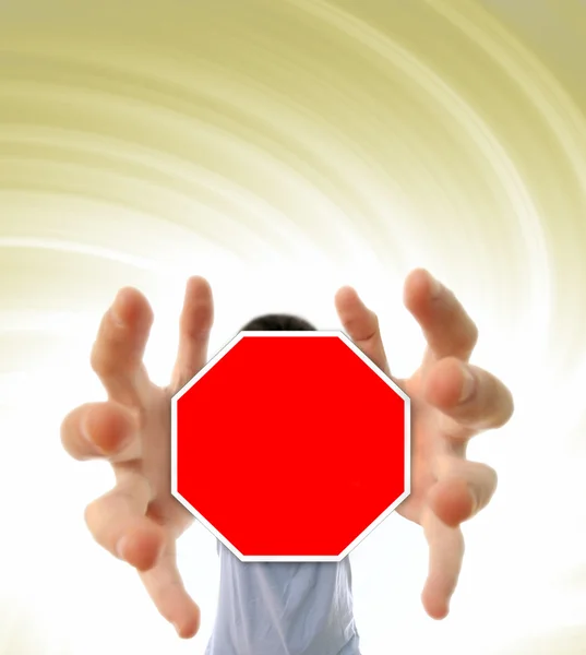 Homem agarrando um sinal vermelho . — Fotografia de Stock