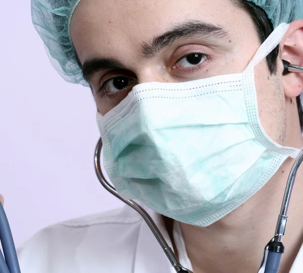 Portrét mladého lékaře se stetoskopem. — Stock fotografie