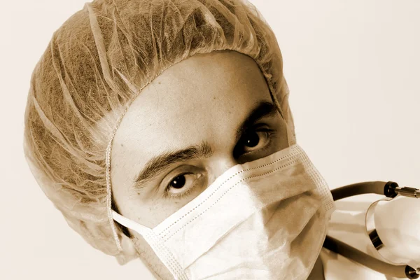 Retrato de um jovem médico com estetoscópio. — Fotografia de Stock