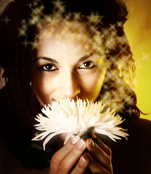 Девушка с белым цветком — стоковое фото
