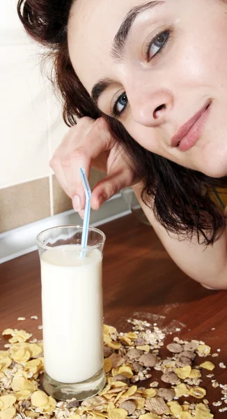Joven comiendo leche con cereales — Foto de Stock