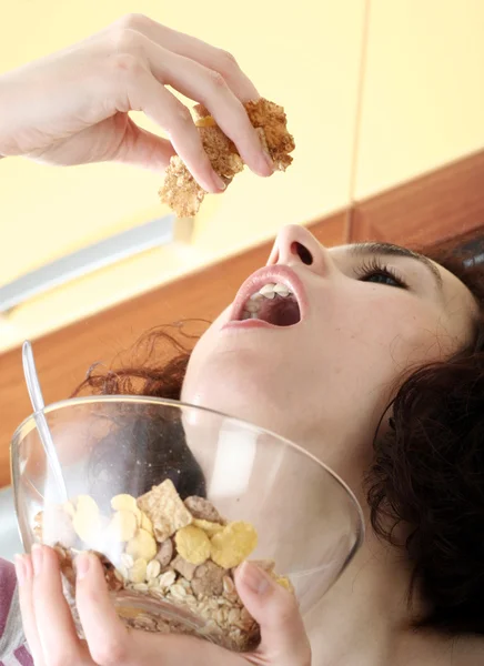 Young eating milk with cereals — Stock Photo, Image