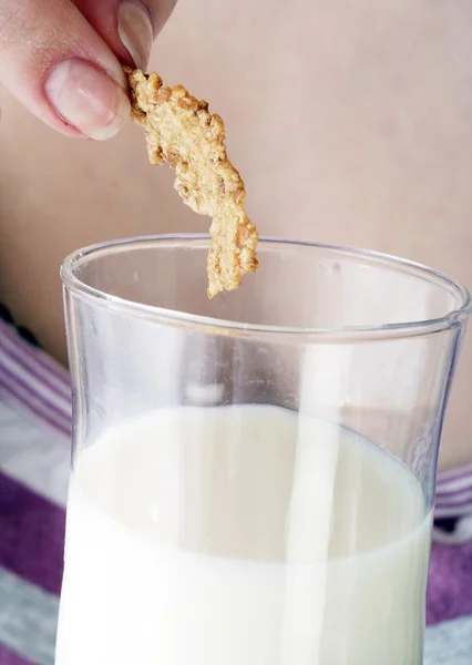 Joven comiendo leche con cereales —  Fotos de Stock