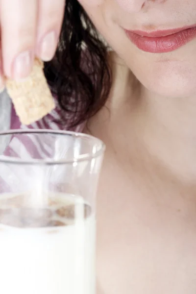 年轻人吃谷物牛奶 — 图库照片