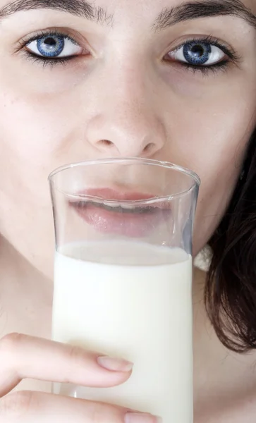 Junge essen Milch. — Stockfoto