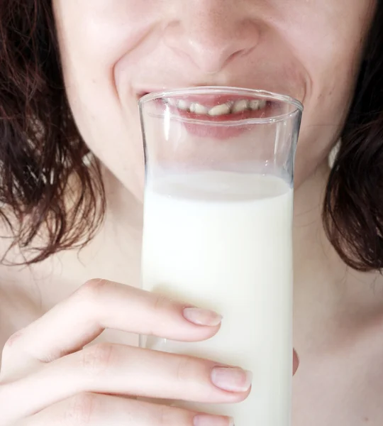 Joven comiendo leche . —  Fotos de Stock