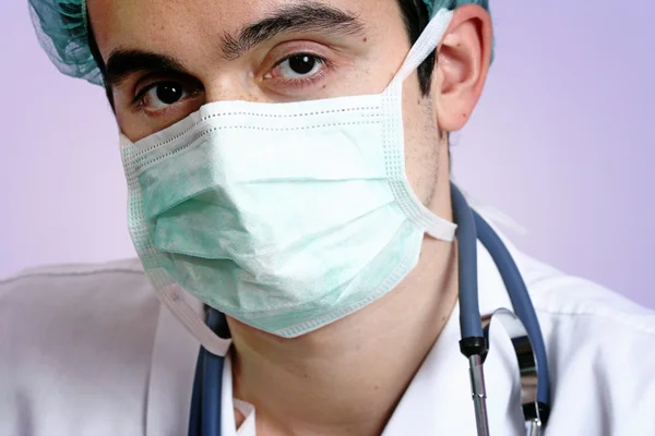 Porträtt av en ung läkare med stetoskop. — Stockfoto