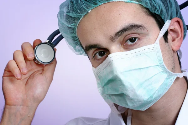 Jeune médecin avec stéthoscope. — Photo
