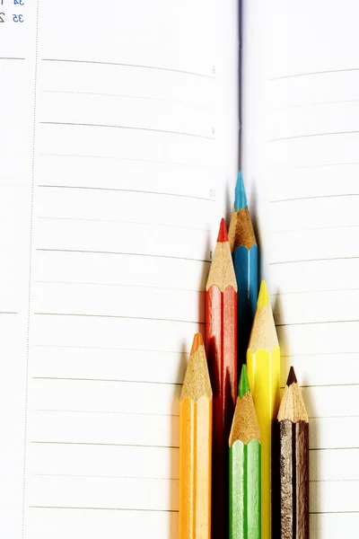 Lápiz de color y agenda — Foto de Stock