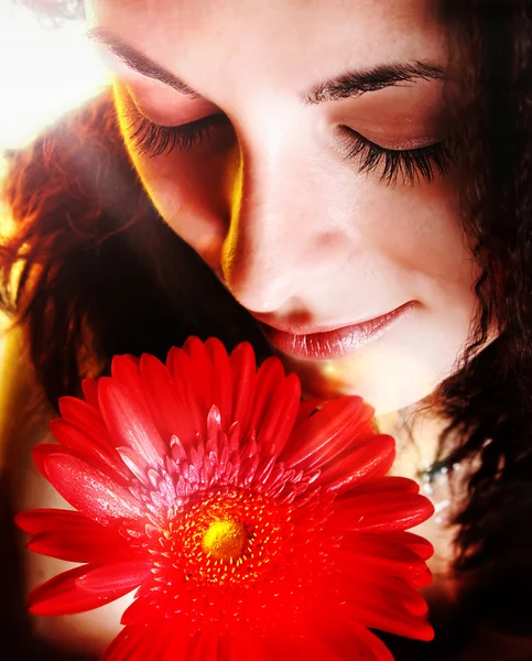 Девушка с красным цветком — стоковое фото