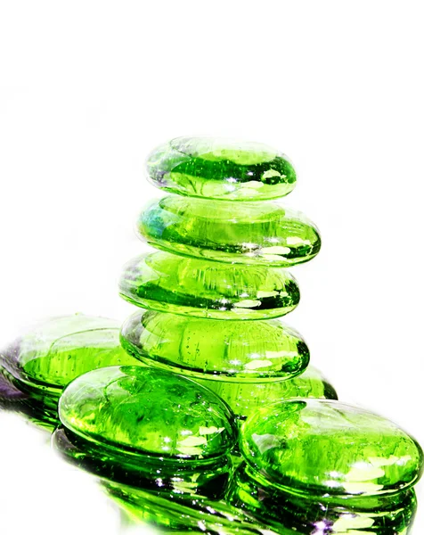 Torn av gröna piller - makro & isolerade på vit — Stockfoto