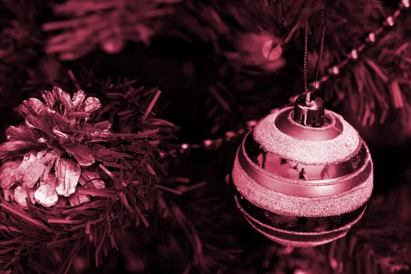 Weihnachtsschmuck am Baum. — Stockfoto