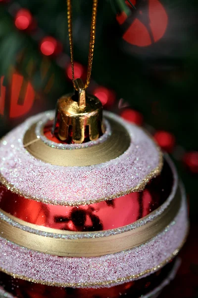 Adornos de Navidad en el árbol. —  Fotos de Stock