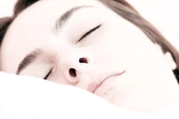 Mooie jonge vrouw slapen. — Stockfoto