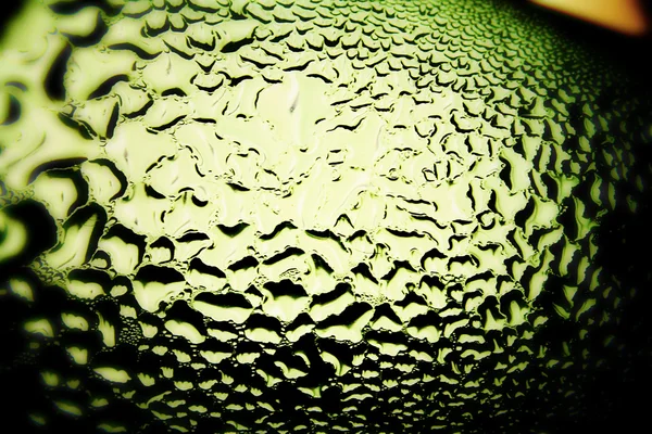 Πράσινο σταγόνες νερού - φως από την πίσω πλευρά. μακροεντολή — Φωτογραφία Αρχείου
