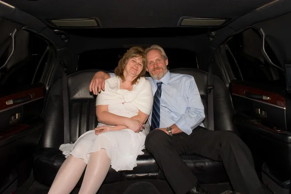 Mann und Frau in Limousine — Stockfoto