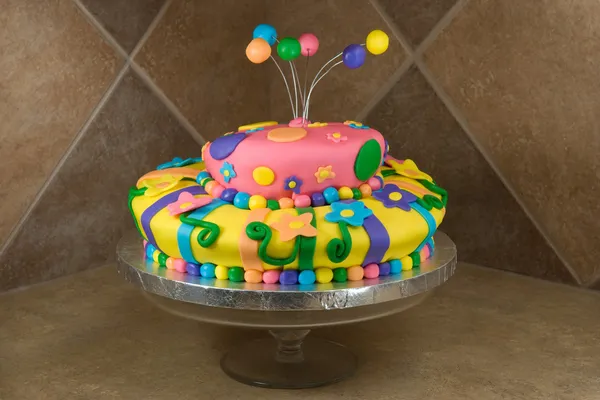 Fantasievoll dekorierte Geburtstagstorte — Stockfoto