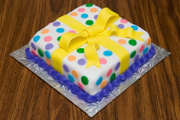 Причудливо украшенная кекса на день рождения — стоковое фото