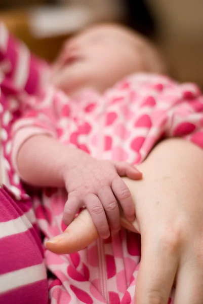 Pequena mão de bebê na mãe — Fotografia de Stock
