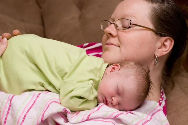 Anya vigasztalja alvó baba lány — 스톡 사진