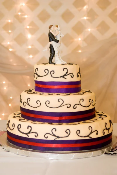 Bruid & bruidegom op Wedding Cake Rechtenvrije Stockfoto's