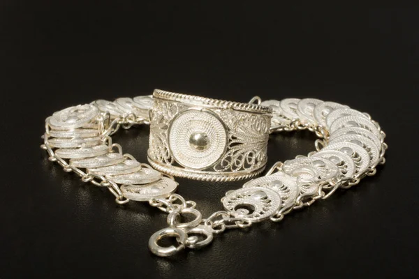 銀の指輪やネックレス — ストック写真