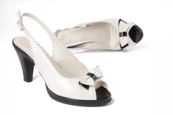 Zapato de mujer blanco y negro — Foto de Stock