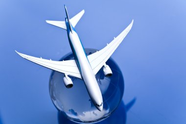 dünya mavi arka plan ile yolcu uçağı