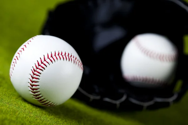 Guante de béisbol con pelota —  Fotos de Stock