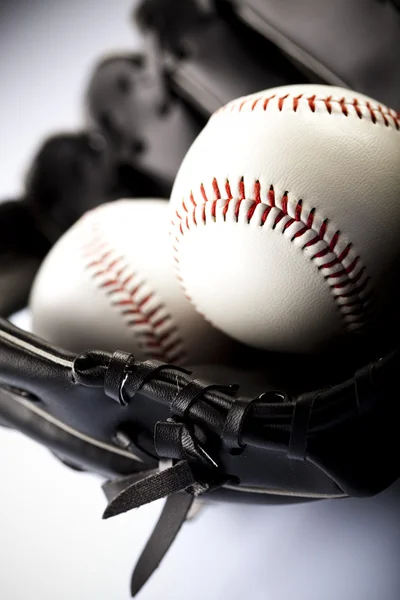 Guante de cuero con béisbol —  Fotos de Stock