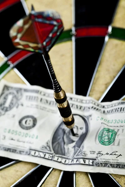 Darten target en dollar in schot in de roos — Stockfoto