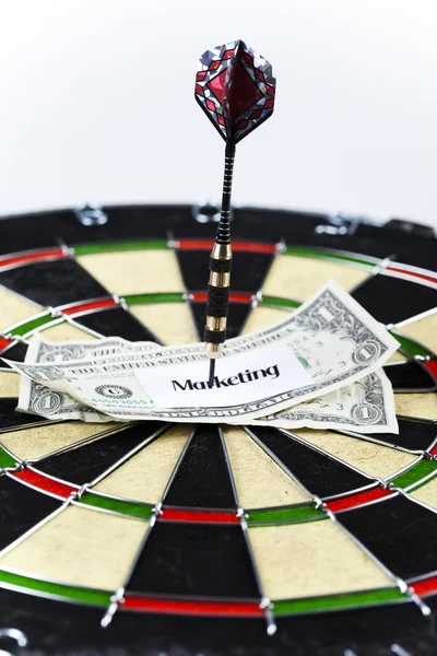Darts target és a dollár a céltábla közepe — Stock Fotó