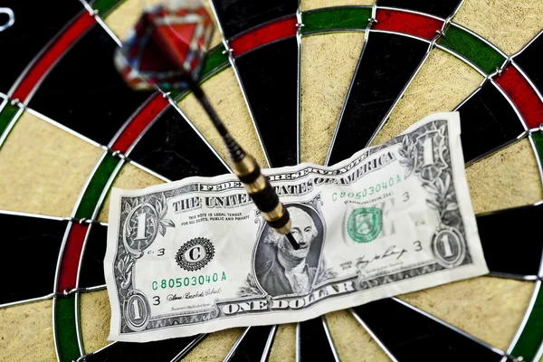 Darts target and dollar in bull's-eye — Stock Photo, Image