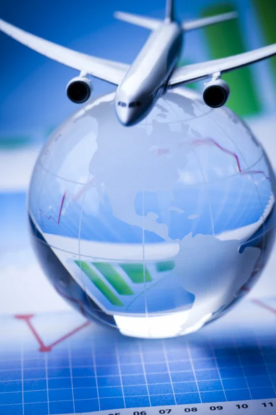 Avião com um globo — Fotografia de Stock