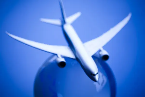 Airliner with earth in the blue background — Stock Photo, Image