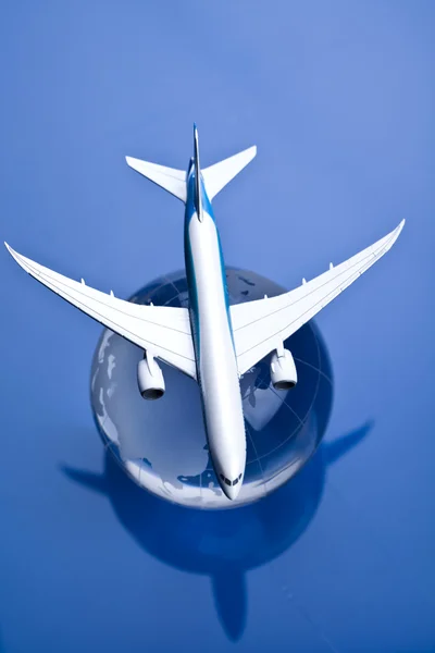 客机与地球在蓝色的背景 — 图库照片