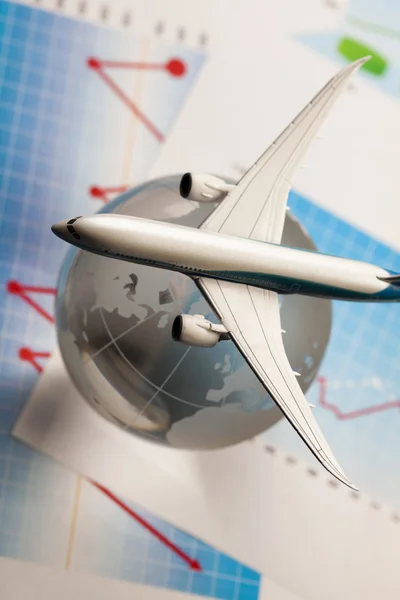 Trafikflygplan med en jordglob — Stockfoto