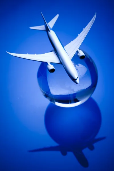 Samolot z ziemi w niebieskim tle — Zdjęcie stockowe
