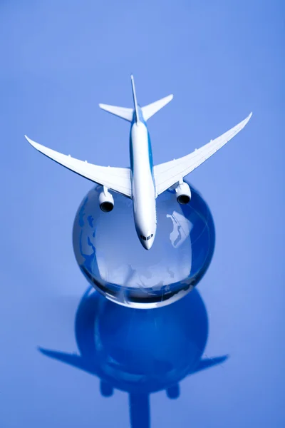 青い背景の地球と旅客機 — ストック写真
