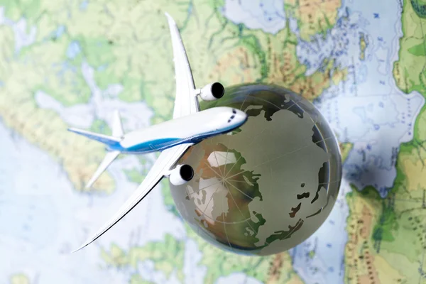 Avion de ligne avec un globe terrestre — Photo