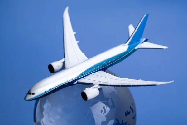 青い背景の地球と旅客機 — ストック写真
