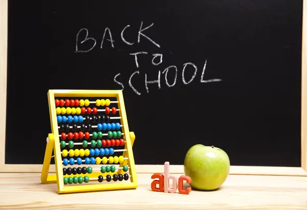 Powrót do szkoły, napis na tablicy — Zdjęcie stockowe