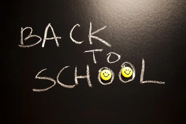 Inscriptie op een schoolbord school, terug naar school — Stockfoto