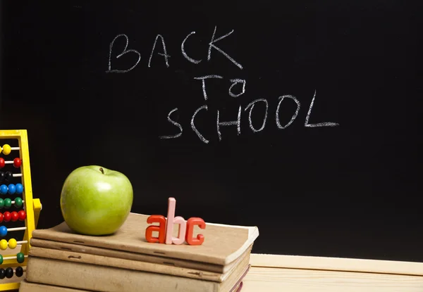 Powrót do szkoły, napis na tablicy — Zdjęcie stockowe