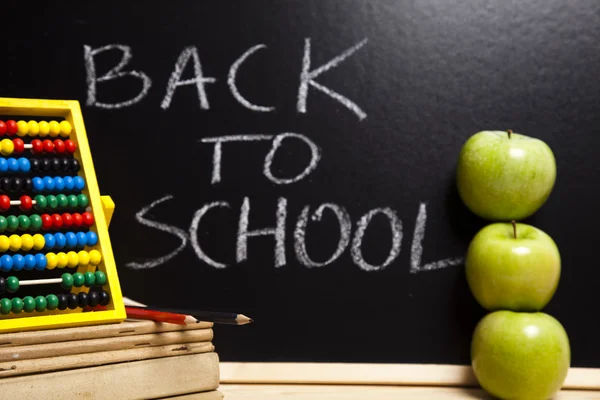 Terug naar school, inscriptie op blackboard — Stockfoto