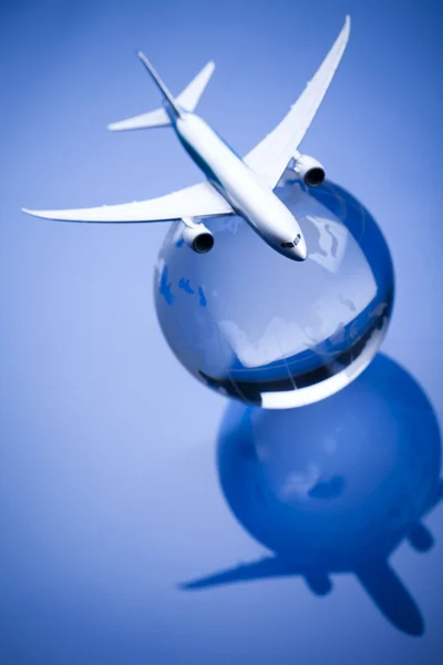 Utasszállító repülőgép, a föld, a kék háttér Jogdíjmentes Stock Képek